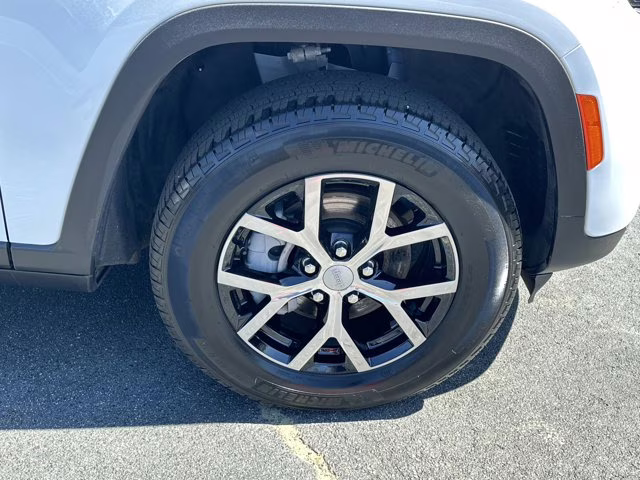2025 Bright White Clearcoat Jeep Grand Cherokee Limited 4X4 SUV