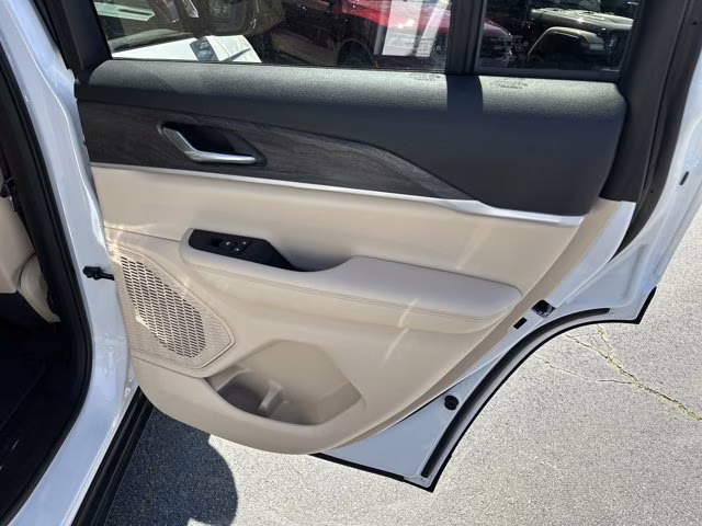 2025 Bright White Clearcoat Jeep Grand Cherokee Limited 4X4 SUV