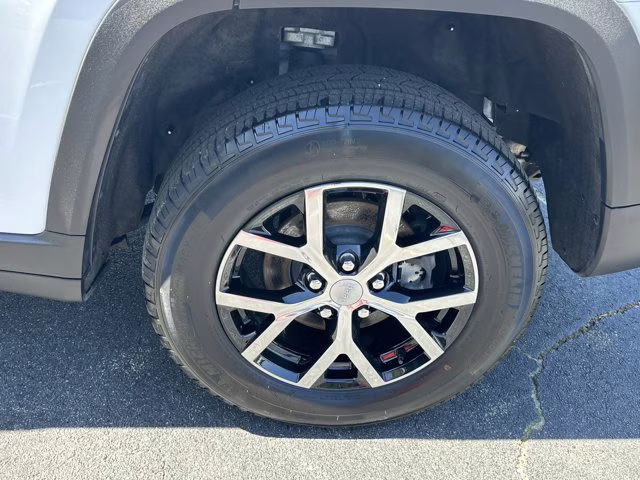 2025 Bright White Clearcoat Jeep Grand Cherokee Limited 4X4 SUV