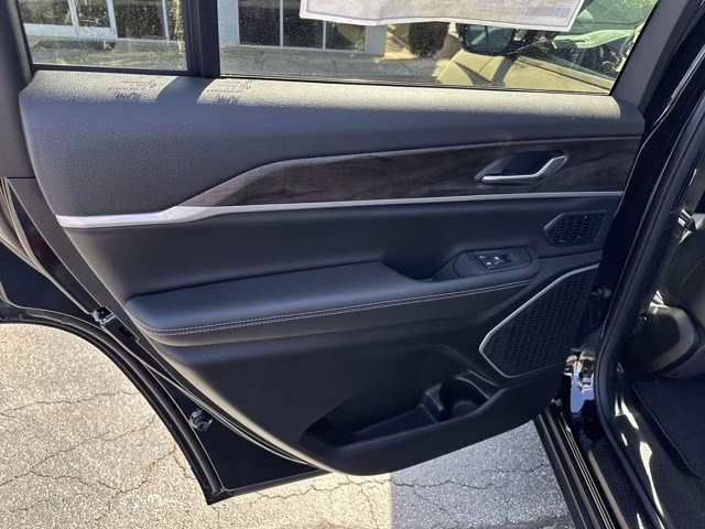 2026 Diamond Black Crystal Pearlcoat Jeep Grand Cherokee L Limited 4X4 SUV