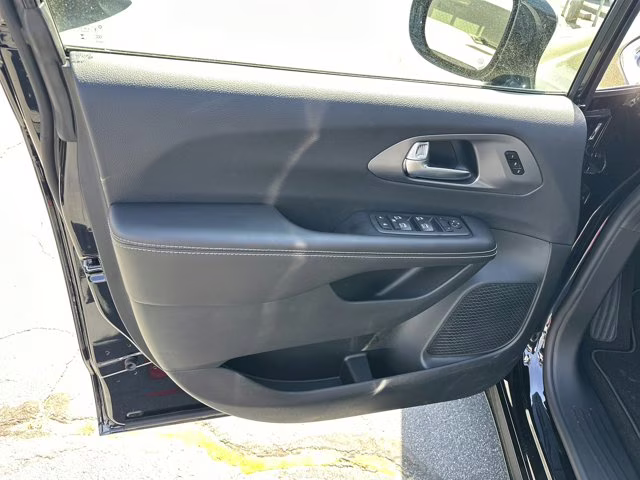 2026 Diamond Black Crystal Pearlcoat Chrysler Pacifica Select FWD Van