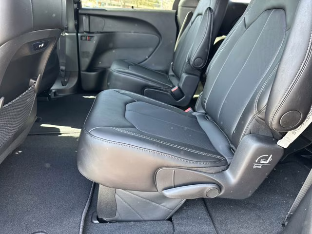 2026 Diamond Black Crystal Pearlcoat Chrysler Pacifica Select FWD Van