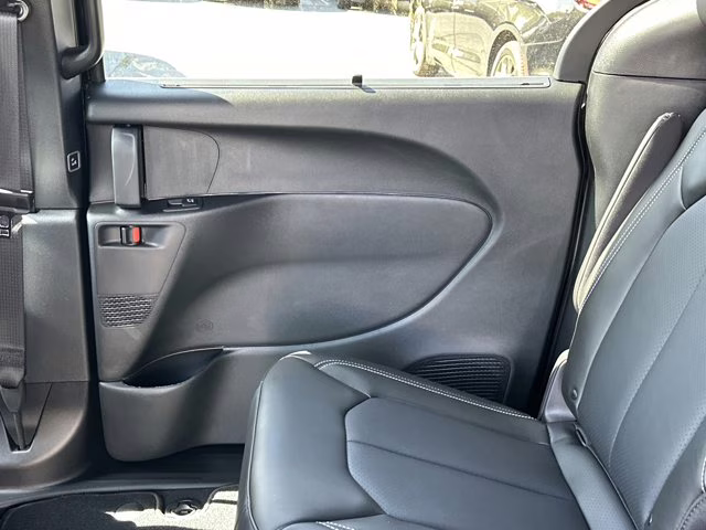 2026 Diamond Black Crystal Pearlcoat Chrysler Pacifica Select FWD Van