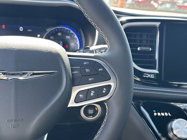 2026 Diamond Black Crystal Pearlcoat Chrysler Pacifica Select FWD Van