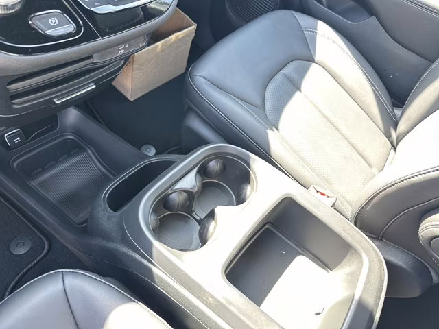 2026 Diamond Black Crystal Pearlcoat Chrysler Pacifica Select FWD Van