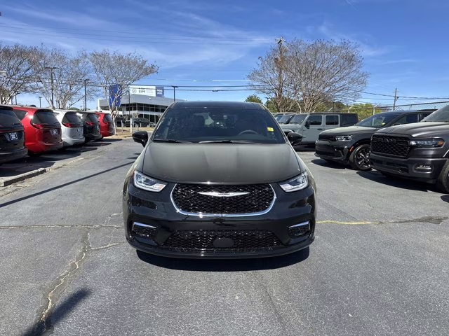 2026 Diamond Black Crystal Pearlcoat Chrysler Pacifica Select FWD Van