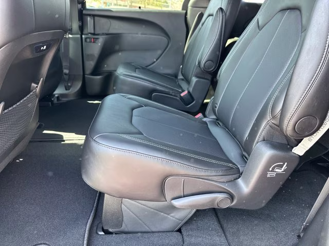2026 Diamond Black Crystal Pearlcoat Chrysler Pacifica Select FWD Van