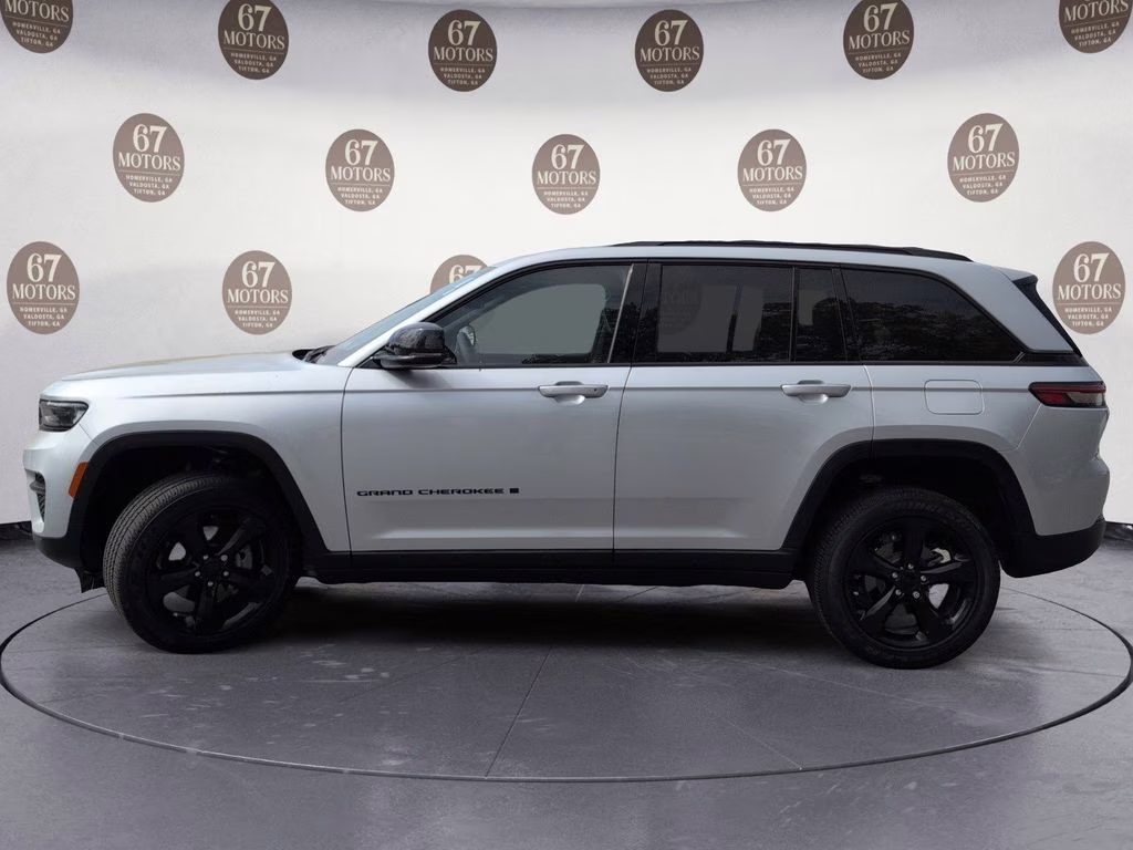 2023 Silver Zynith Jeep Grand Cherokee Altitude RWD SUV