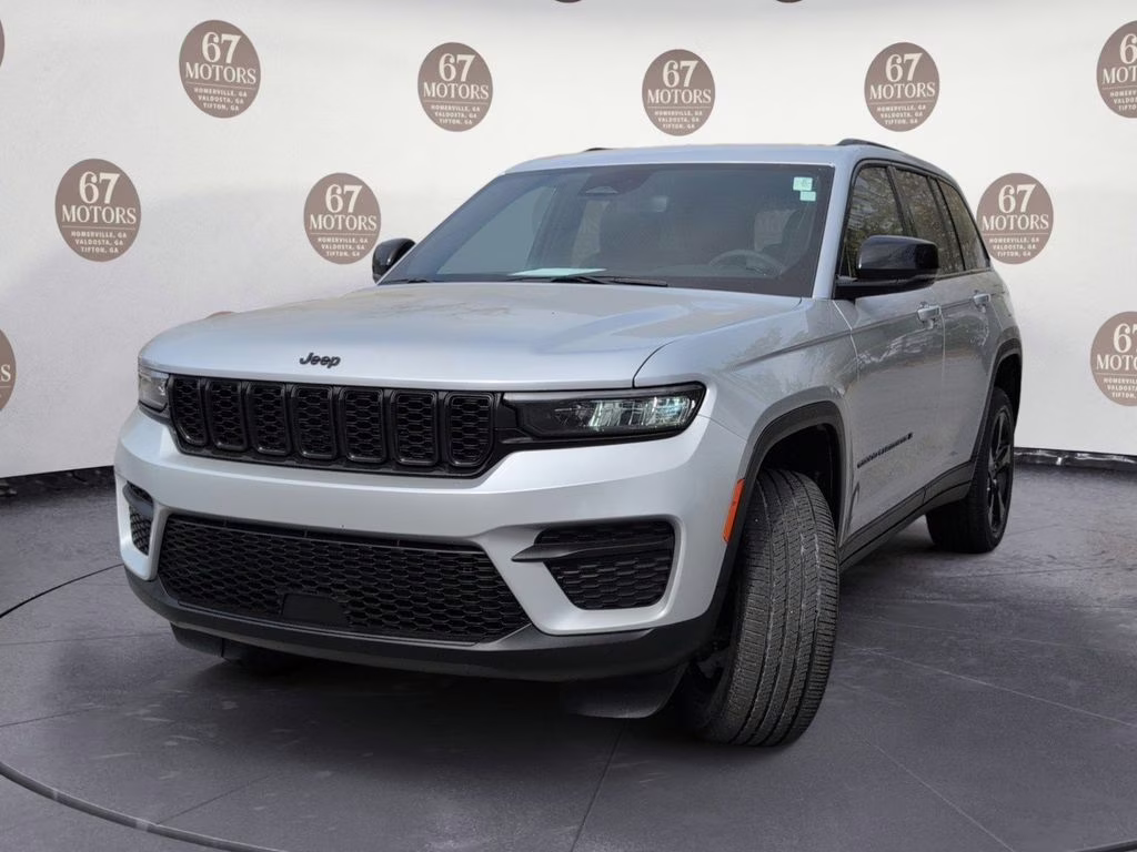 2023 Silver Zynith Jeep Grand Cherokee Altitude RWD SUV
