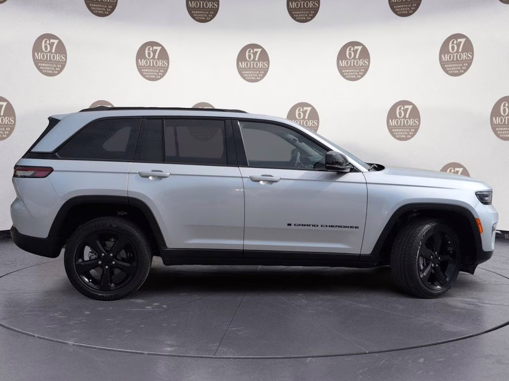 2023 Silver Zynith Jeep Grand Cherokee Altitude RWD SUV