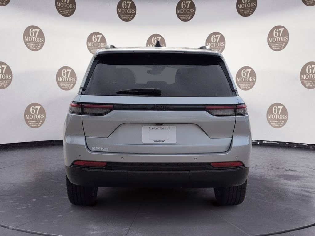 2023 Silver Zynith Jeep Grand Cherokee Altitude RWD SUV