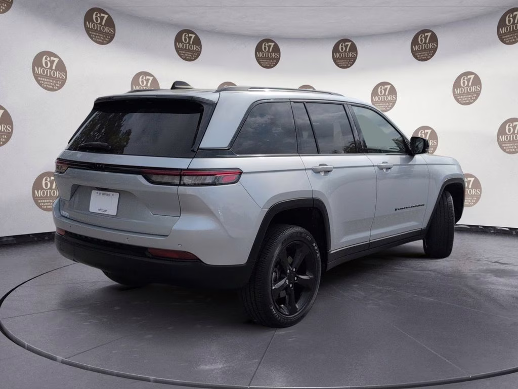 2023 Silver Zynith Jeep Grand Cherokee Altitude RWD SUV