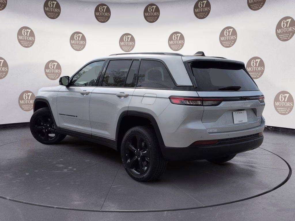 2023 Silver Zynith Jeep Grand Cherokee Altitude RWD SUV