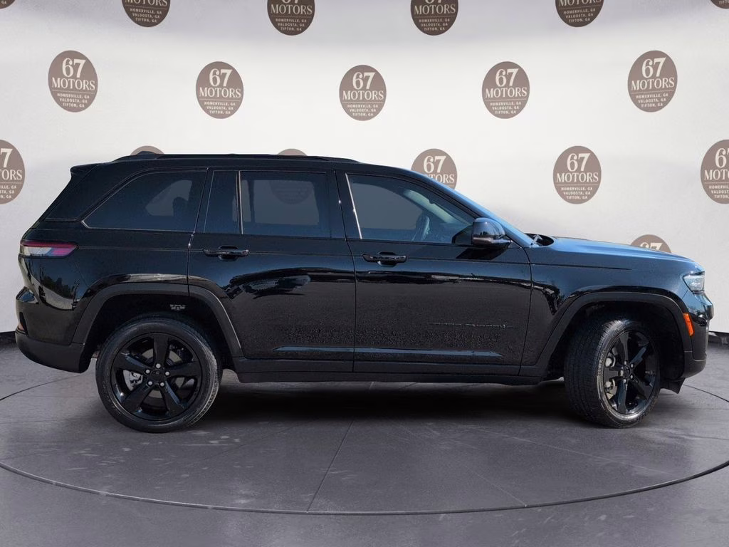 2024 Diamond Black Crystal Pearlcoat Jeep Grand Cherokee Limited RWD SUV