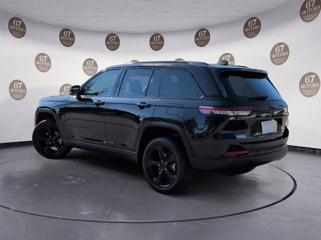 2024 Diamond Black Crystal Pearlcoat Jeep Grand Cherokee Limited RWD SUV