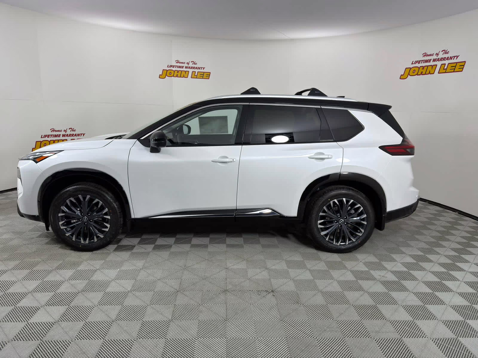 2026 Everest White Pearl/Super Black Nissan Rogue Platinum AWD SUV