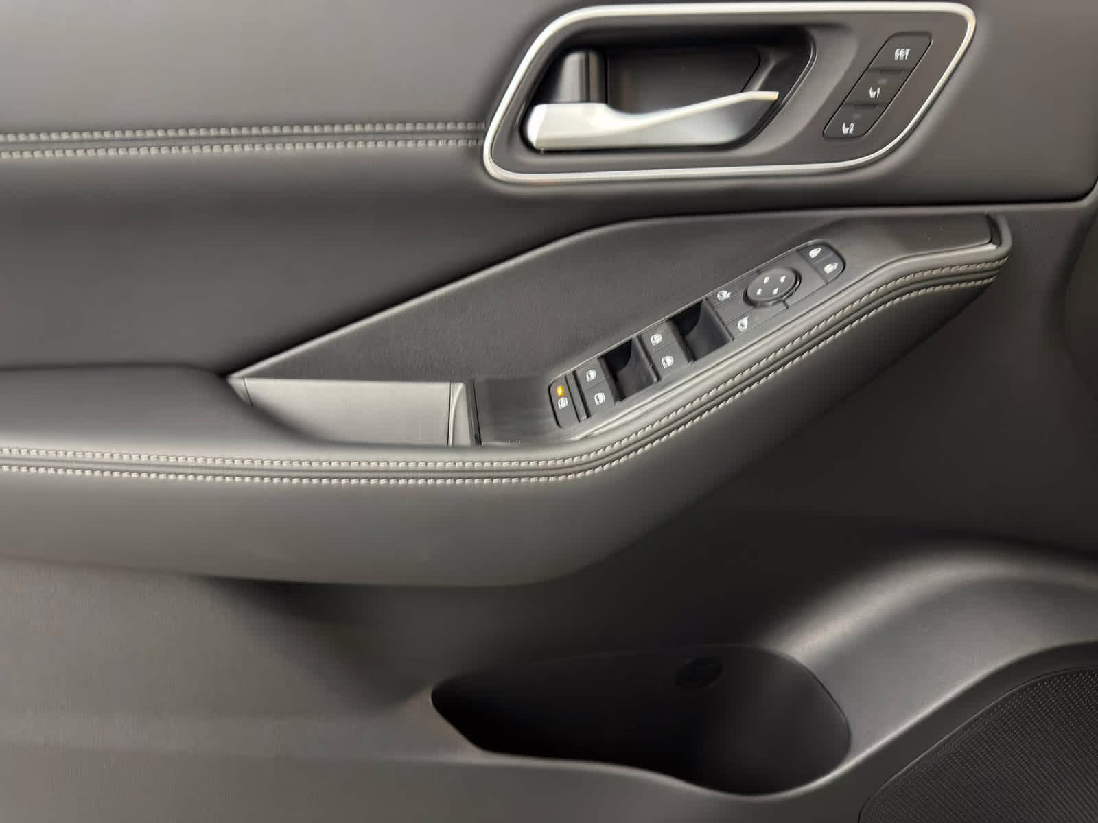 2026 Everest White Pearl/Super Black Nissan Rogue Platinum AWD SUV