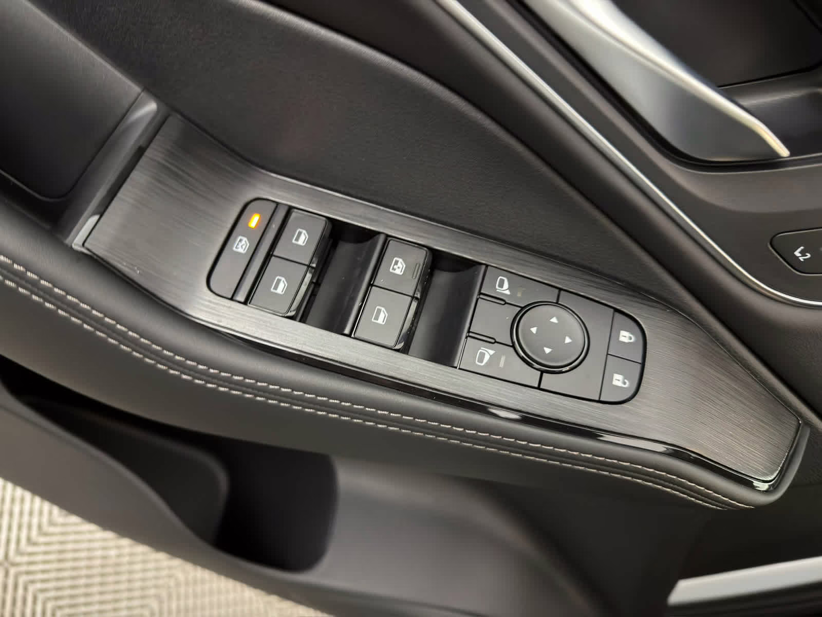 2026 Everest White Pearl/Super Black Nissan Rogue Platinum AWD SUV