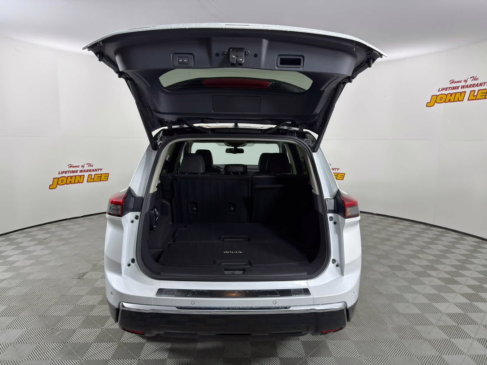 2026 Everest White Pearl/Super Black Nissan Rogue Platinum AWD SUV