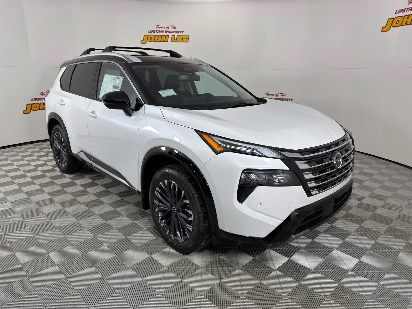 2026 Everest White Pearl/Super Black Nissan Rogue Platinum AWD SUV