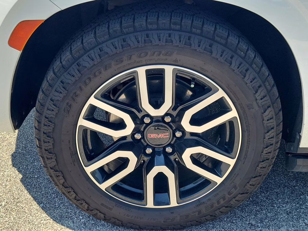 2023 White Frost Tricoat GMC Yukon AT4 4X4 SUV