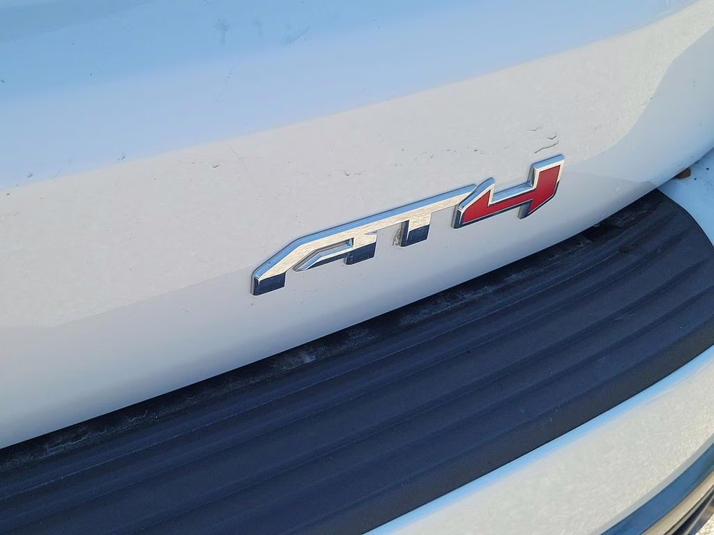 2023 White Frost Tricoat GMC Yukon AT4 4X4 SUV