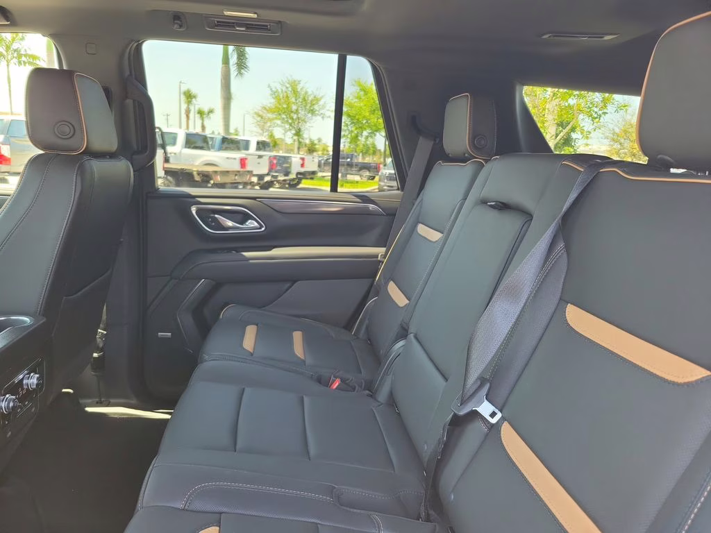 2023 White Frost Tricoat GMC Yukon AT4 4X4 SUV