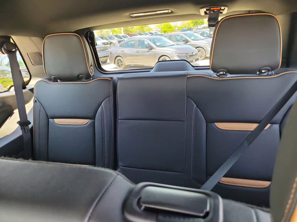 2023 White Frost Tricoat GMC Yukon AT4 4X4 SUV