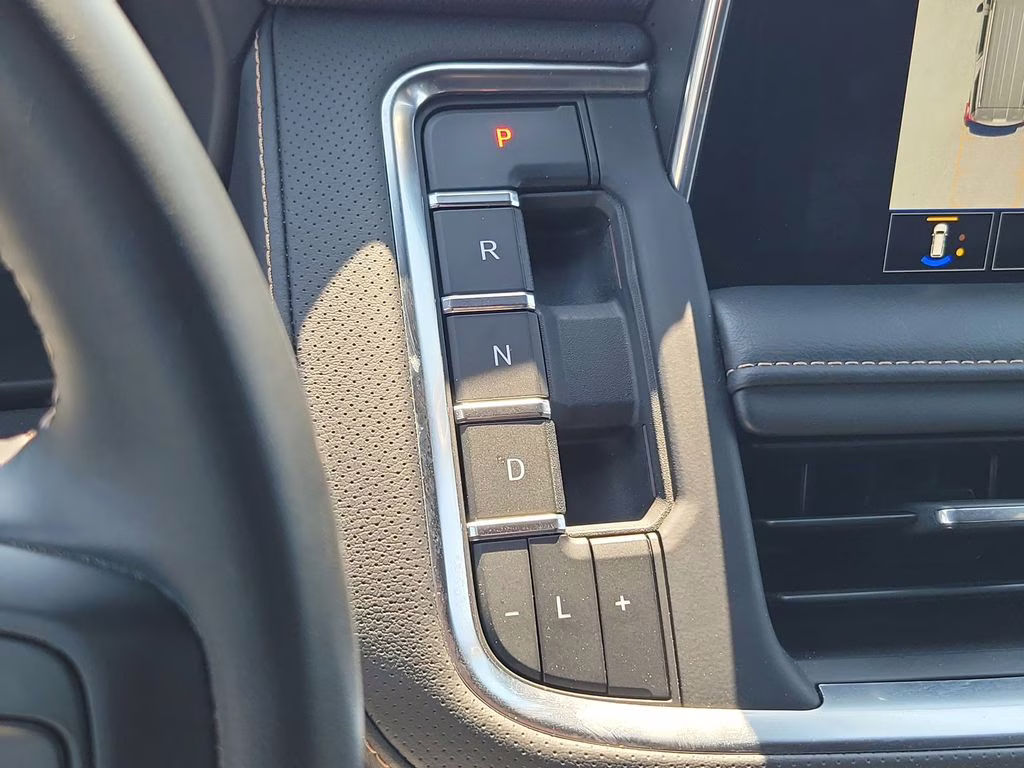 2023 White Frost Tricoat GMC Yukon AT4 4X4 SUV