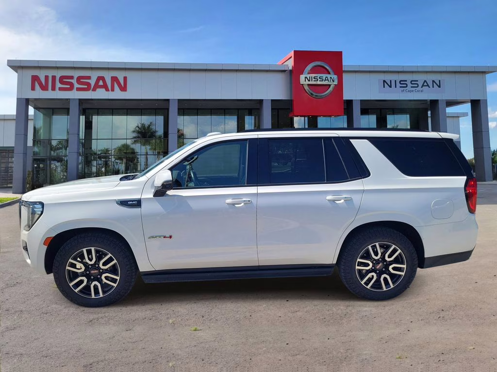 2023 White Frost Tricoat GMC Yukon AT4 4X4 SUV