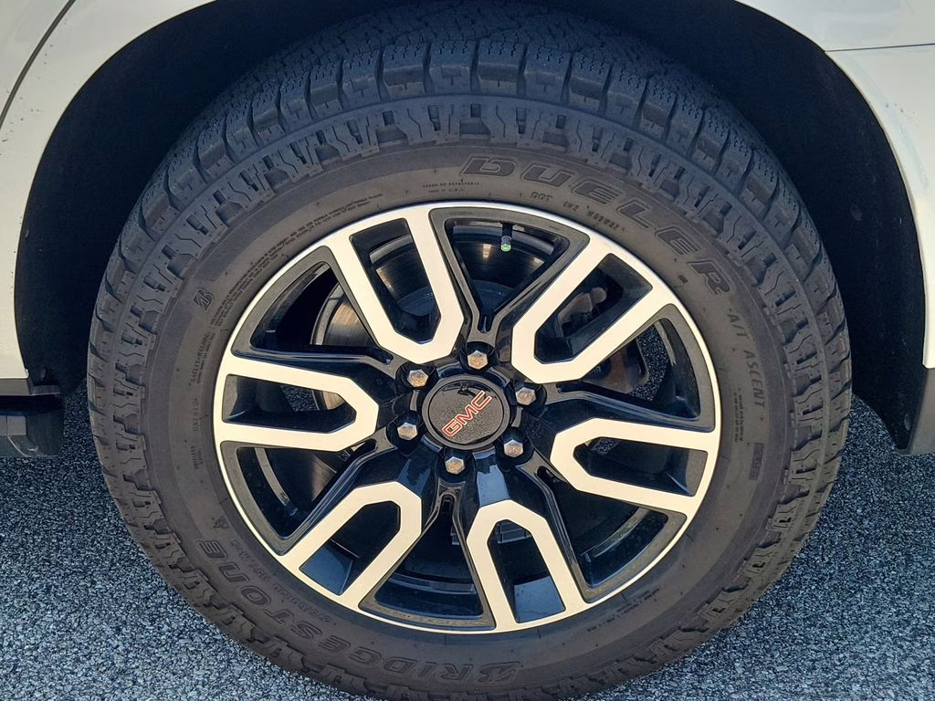 2023 White Frost GMC Yukon AT4 4X4 SUV
