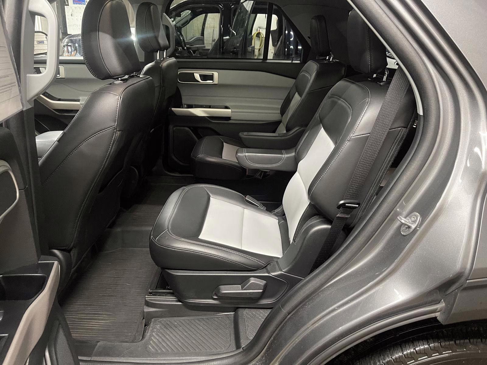 2023 Carbonized Gray Metallic Ford Explorer XLT 4X4 SUV