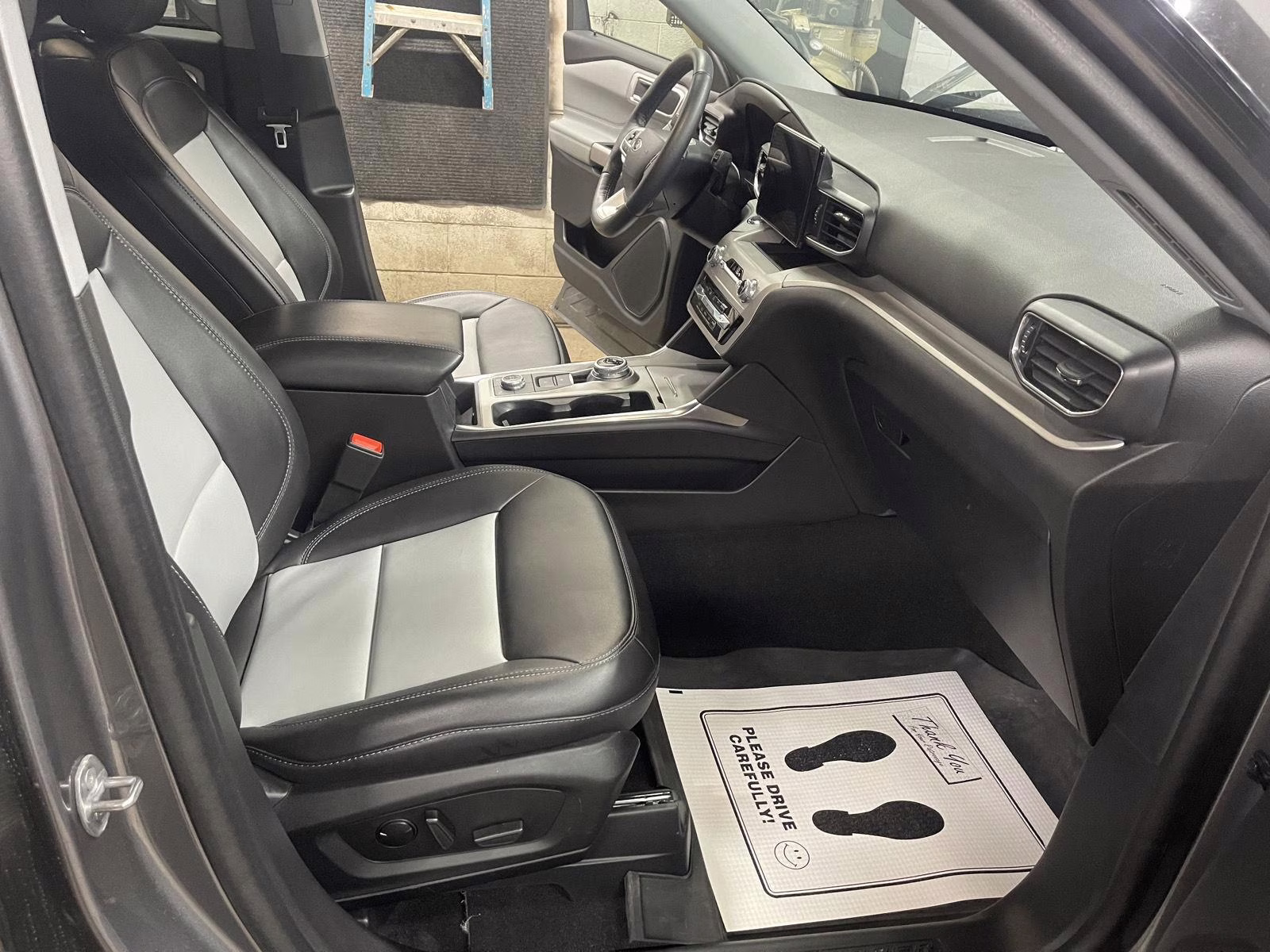 2023 Carbonized Gray Metallic Ford Explorer XLT 4X4 SUV