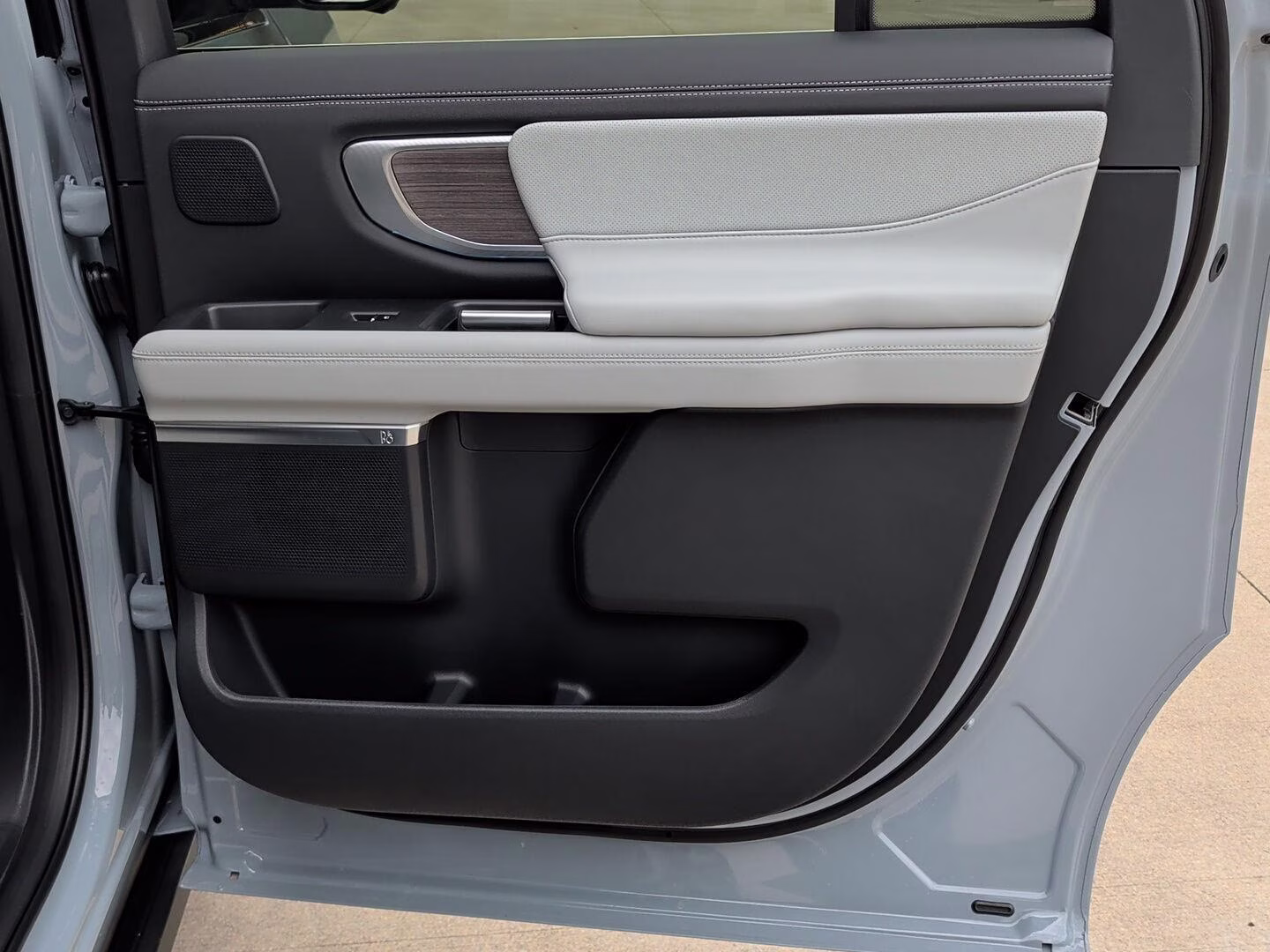 2026 Glacier Gray Metallic Tri-Coat Ford Expedition Max Platinum 4X4 SUV