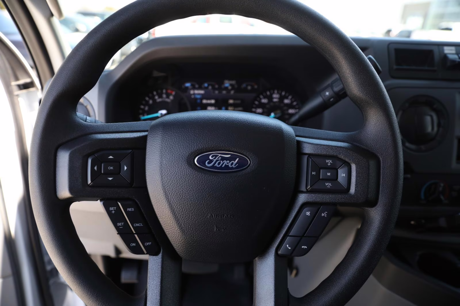 2026 Oxford White Ford E-Series Cutaway Base RWD Specialty Vehicle