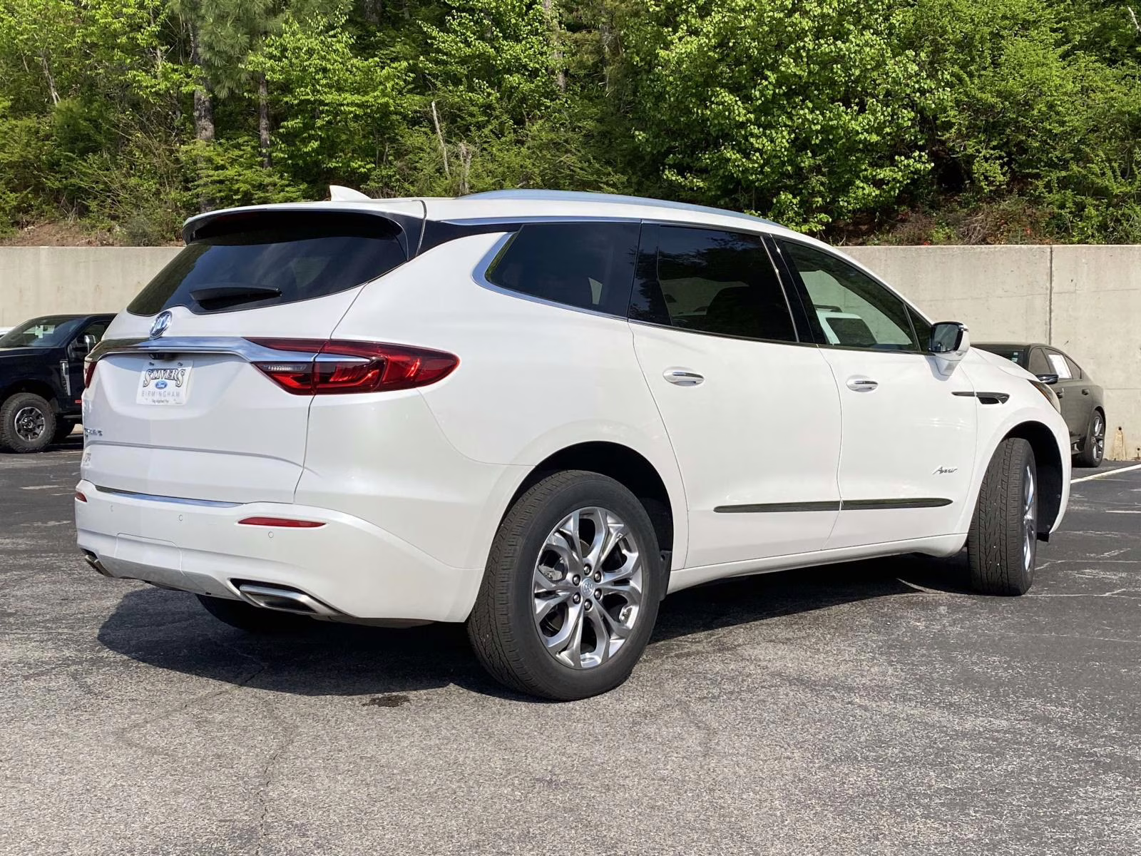 2021 White Frost Tricoat Buick Enclave Avenir AWD SUV