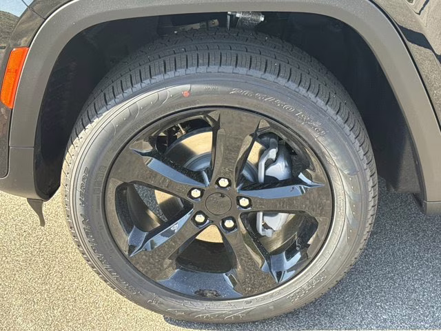 2026 Diamond Black Crystal Pearlcoat Jeep Grand Cherokee Limited 4X4 SUV