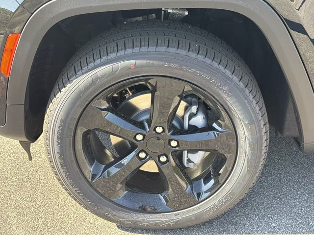 2026 Diamond Black Crystal Pearlcoat Jeep Grand Cherokee Limited 4X4 SUV