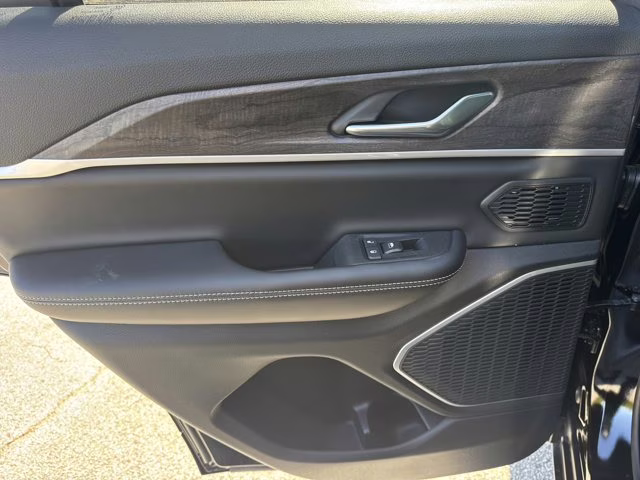 2026 Diamond Black Crystal Pearlcoat Jeep Grand Cherokee Limited 4X4 SUV