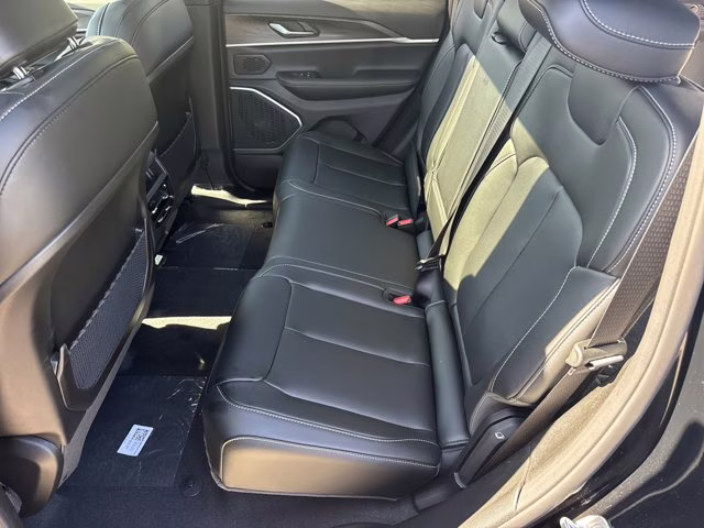 2026 Diamond Black Crystal Pearlcoat Jeep Grand Cherokee Limited 4X4 SUV