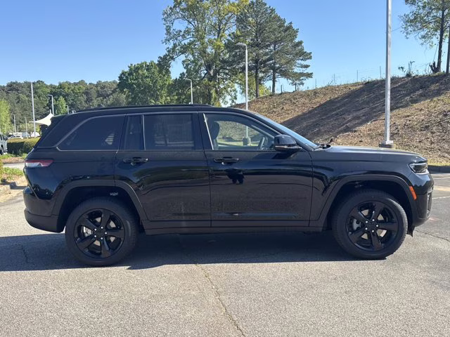 2026 Diamond Black Crystal Pearlcoat Jeep Grand Cherokee Limited 4X4 SUV