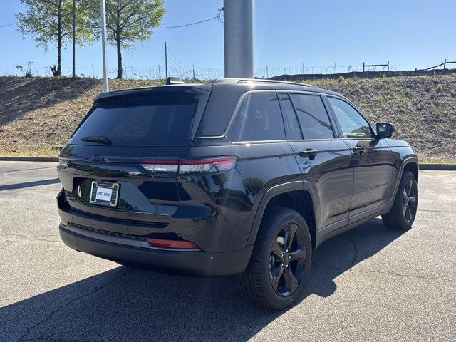 2026 Diamond Black Crystal Pearlcoat Jeep Grand Cherokee Limited 4X4 SUV