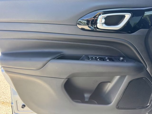 2026 Silver Zynith Metallic Clearcoat Jeep Compass Latitude Altitude 4X4 SUV