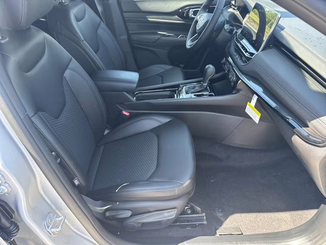 2026 Silver Zynith Metallic Clearcoat Jeep Compass Latitude Altitude 4X4 SUV