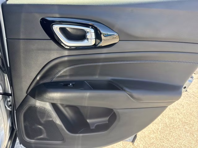 2026 Silver Zynith Metallic Clearcoat Jeep Compass Latitude Altitude 4X4 SUV