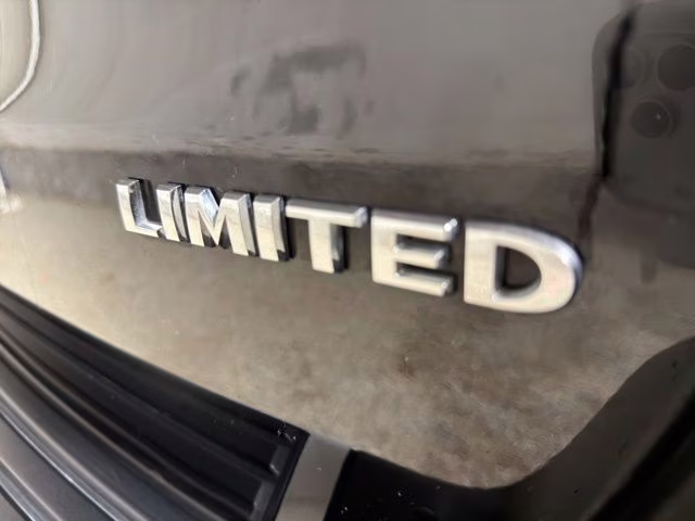 2022 Diamond Black Crystal Pearlcoat Jeep Grand Cherokee WK Limited 4X4 SUV