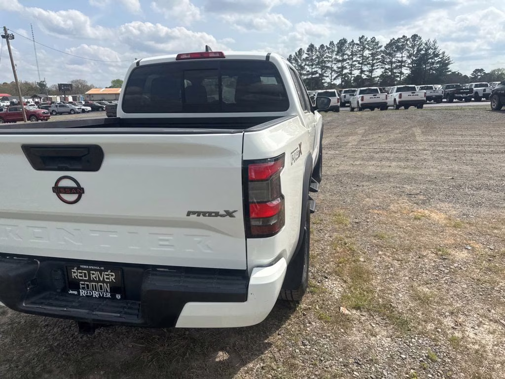 2022 Glacier White Nissan Frontier PRO-X RWD Truck