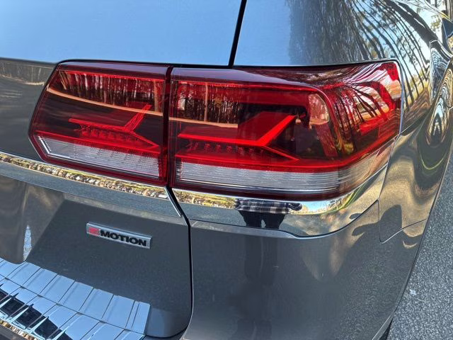 2021 Platinum Gray Metallic Volkswagen Atlas 3.6L V6 SEL Premium R-Line AWD SUV