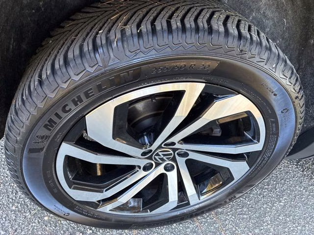 2021 Platinum Gray Metallic Volkswagen Atlas 3.6L V6 SEL Premium R-Line AWD SUV