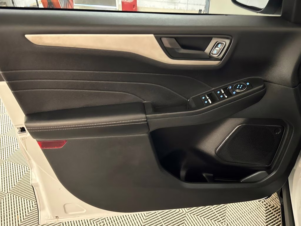 2022 Oxford White Ford Escape SE FWD SUV